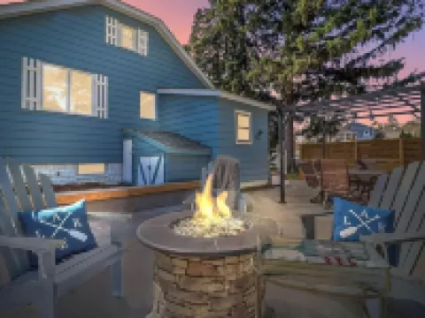 Charming 2-bedroom house in delightful New Buffalo with hot tub Hotels in New Buffalo