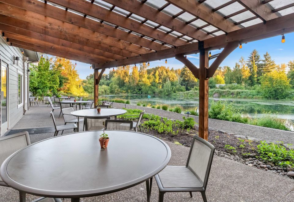 래디슨 호텔 포틀랜드 에어포트의 호수 근처 야외 테라스