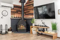 The Bears Den by AvantStay Prime Location Renovated w Movie Game Room