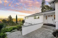 Modern Sonoma Stay w/ Spacious Deck, Views & Prime Location Bennett