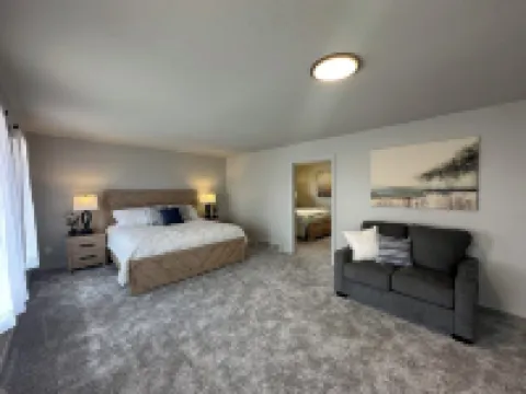 Enormous Home On Golf Course. Newly renovated - Sleeps 21! Hotels in Logan County
