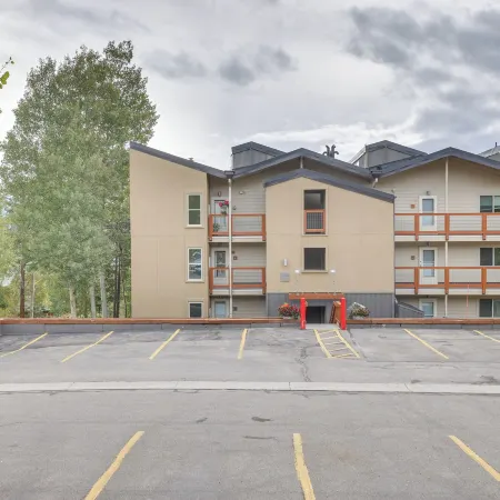 Silverthorne Condo w/ Lake Views: 10 Mi to Skiing!