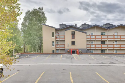 Silverthorne Condo w/ Lake Views: 10 Mi to Skiing! - Wifi
