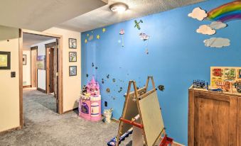 Raccoon River Retreat: Indoor Pool & Outdoor Fun!