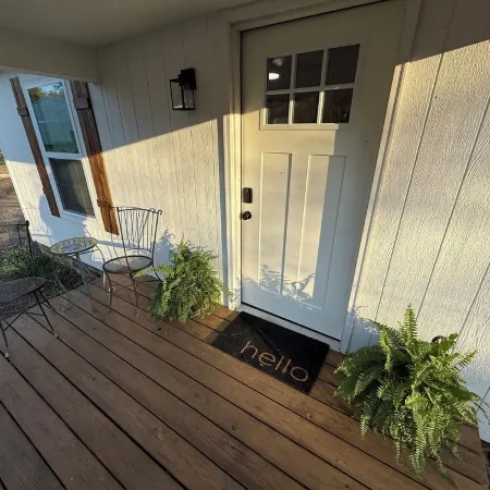 Cozy country cabin with hot tub in Sand Springs on 7 acres w a pond