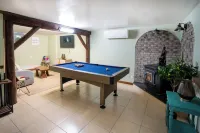 Private log cabin nestled at the base of a secluded wooded area Hotels in Highland