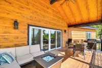 Stunning Twin Lakes Home w/ Deck, 2 Mi to Lake! - 3 estrellas