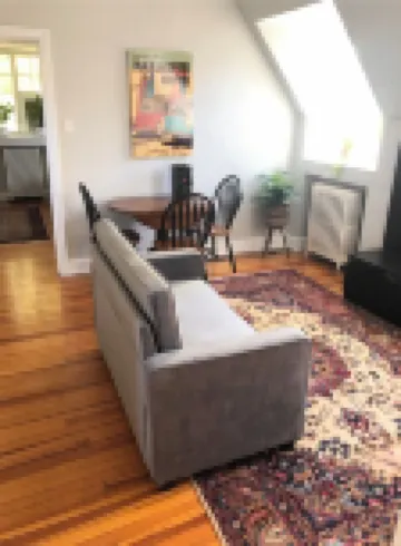 Charming Carriage house apartment in prime  location + Free Parking