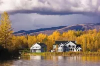 Lakeside three bedroom boathouse.