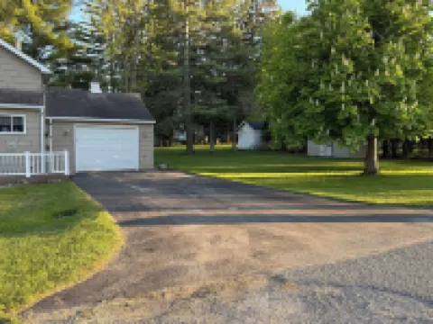 Charming 3-bedroom riverside cottage in brilliant Tawas City