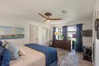 Lake Conroe Waterfront Updated 3Br Condo with Pools, Paddle Boards & Views