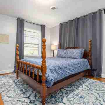 Cozy 2bd/1bth +80" TV Movie Room Rooms