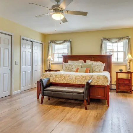 Near Beaches & Waterfront Dining: Home in Hampton!
