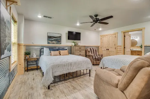 Waterfront Cabin on White River w/ Deck + Patio! - 4 estrellas