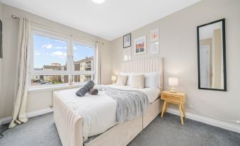 Modern 5 Bedroom Townhouse with Free Parking