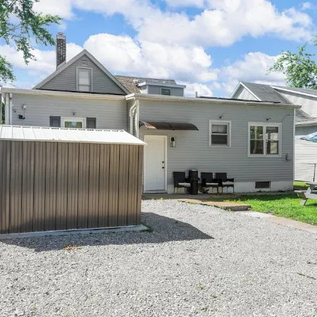 Great Escape 4 bedroom house  2 King Bed in Belleville with WiFi fitness room