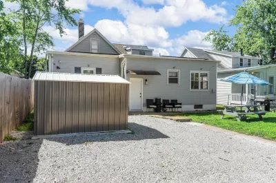 Great Escape 4 bedroom house  2 King Bed in Belleville with WiFi fitness room Hotels near Dill's Floral Haven, Inc.