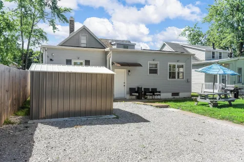 Great Escape 4 bedroom house  2 King Bed in Belleville with WiFi fitness room