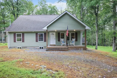Fabulous 4-bedroom house with AC in Lackawaxen Hotels in Lackawaxen Township