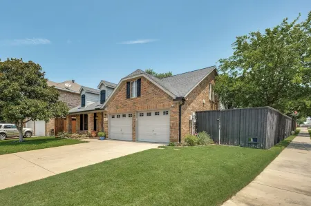 Charming house in wonderful Flower Mound with AC Отели рядом с достопримечательностью «Stay N' Play»