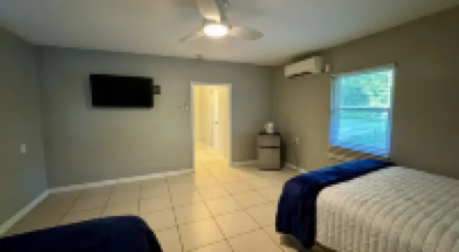 The Nest: Cozy 1-bedroom apartment in fabulous Gainesville with pickleball!