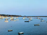 Cozy Seaside studio in charming Marblehead with AC, WiFi. Short walk to downtown