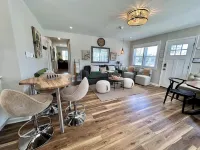 All Spruced Up Cottage, 1 block to beach, outside oasis, pet friendly, WiFi