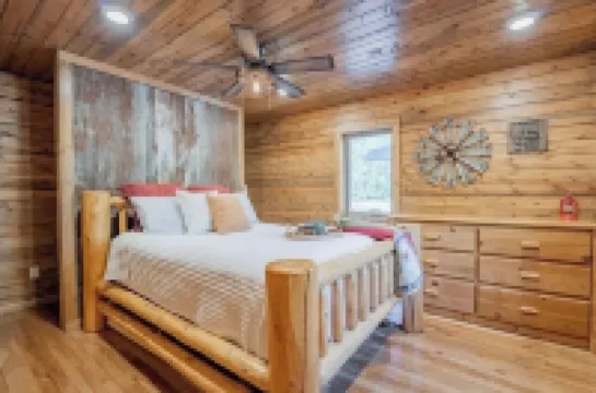 Buffalo County Log Cabin w Guesthouse and pool