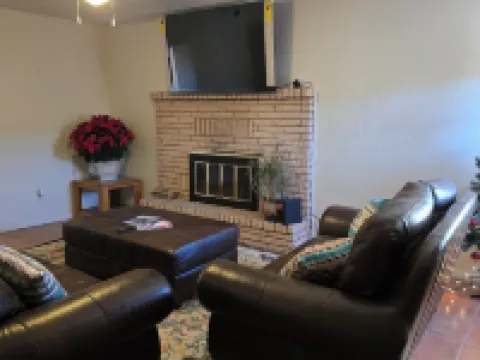 Hacienda de Horacio a 3 bedroom w/2 king beds, private patio and parking. โรงแรมในMesilla