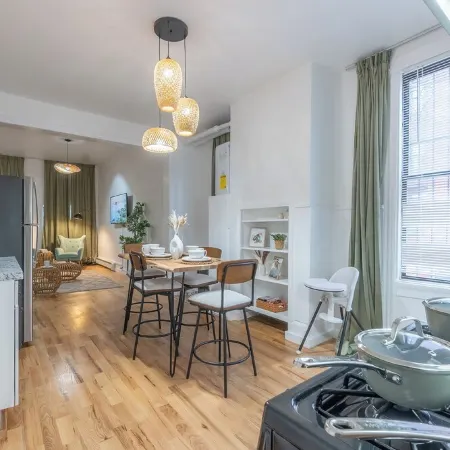 City Escape w/ 2 Bath, 10 beds, We Pay 1/2 Parking Отели рядом с достопримечательностью «Washington St»