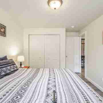 Downtown Sisters Suite - HOT TUB - Dog Friendly Rooms