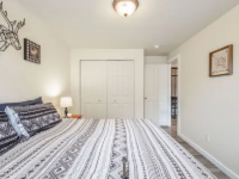 Downtown Sisters Suite - HOT TUB - Dog Friendly Hotels in Sisters