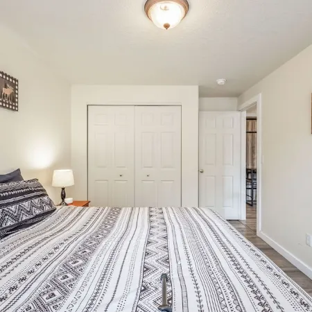 Downtown Sisters Suite - HOT TUB - Dog Friendly