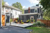 Colorful private guesthouse in charming Richmond with Parking