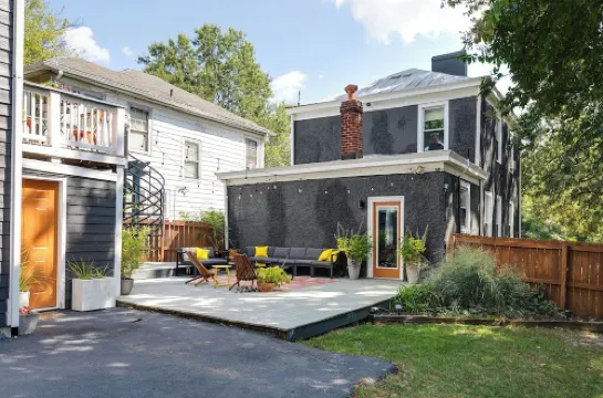 Colorful private guesthouse in charming Richmond with Parking