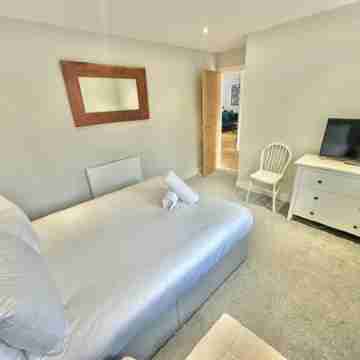 Modern Bungalow with Garden, Hot Tub + Sky Sports! Close to Beach Rooms