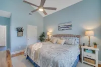 Backyard lake oasis, close to Tybee & Downtown, Low Country Lake Retreat