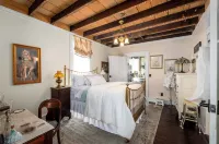 Charming 1-bedroom Pearl Cottage with WiFi in the historic Casey Jones Village