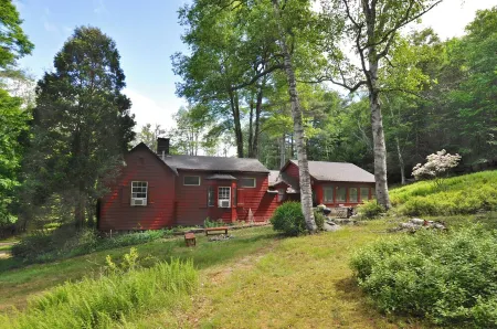 HUGE KITCHEN 4 Private Acres, 7 Min to Town, WiFi, AC, Fireplace Отели в г. Вудсток