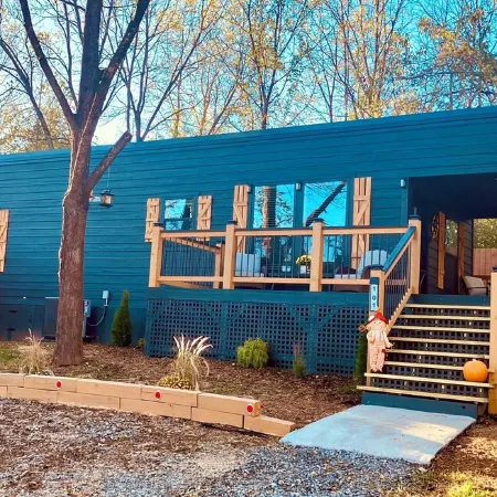BRAND NEW - THE KING OF THE HILL - W HOT TUB AND PRIVATE BACKYARD