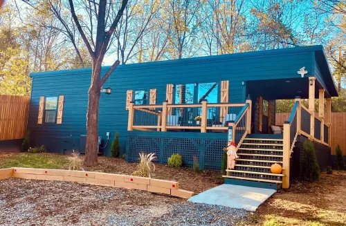 BRAND NEW - THE KING OF THE HILL - W HOT TUB AND PRIVATE BACKYARD