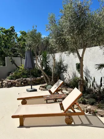 Charming house, swimming pool, sea view, 4 minutes walk from the beach