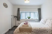 Charming Historic Stay | Cosy Flat with parking!