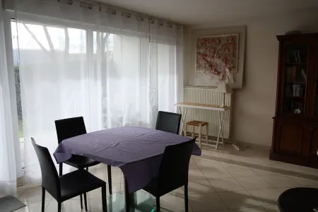 Calme et Élégant 3 Pièces Tout Confort, Avec Terrasse et Jardin Отели в г. Мезон-Альфор