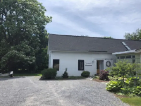 Cozy In Town Manchester Studio w/ Loft Bedroom. Hotels in Manchester Center