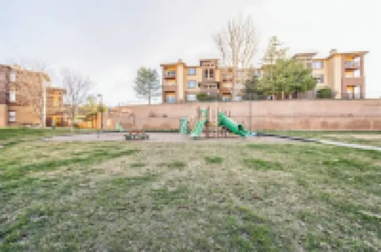 Castle Rock Retreat w/ queen bed, pool & hot tub