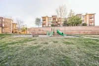 Castle Rock Retreat w/ queen bed, pool & hot tub