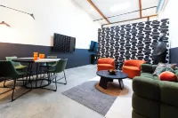 Heart of DTSA 2 bed apartment with AC and 65inch Roku tv
