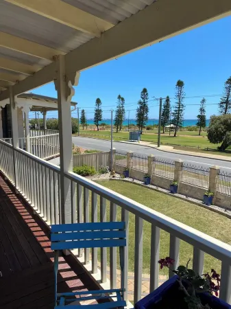 Absolute Beach front , entire property with ocean views from every room. Отели в г. Рокингем