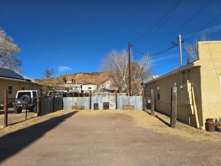 Artsy&Historic 3BR+3BA On site parking! No Stairs!